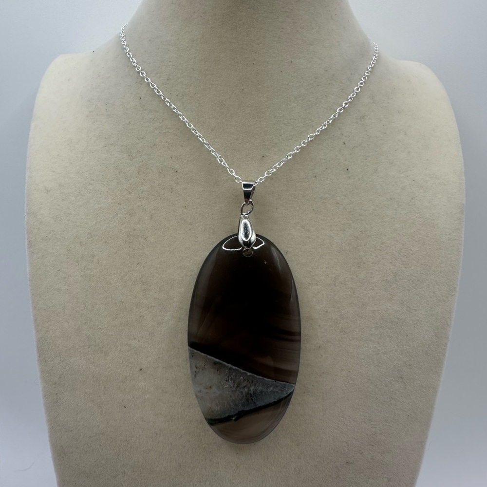 Agate Quartz Pendant Necklace on Silver Chain - Picture 3 of 7